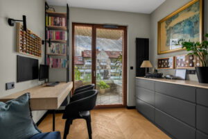 Czarne meble gabinetowe z elementami drewna wykonane na wymiar.