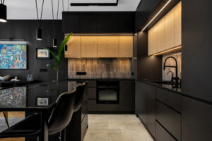 Ujęcie czarnej kuchni z drewnem wykonanej na wymiar