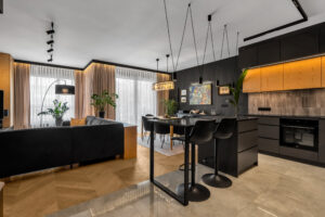 Nowoczesna czarna kuchnia z wyspą wykonaną na wymiar.