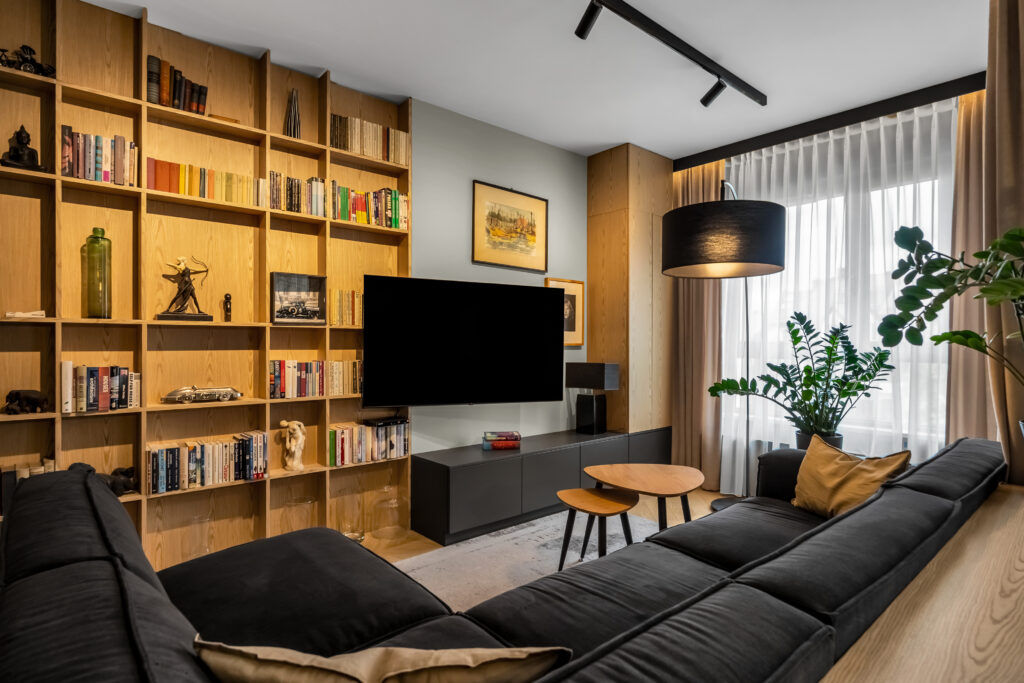 Drewniany regał na książki wykonany na wymiar do salonu.