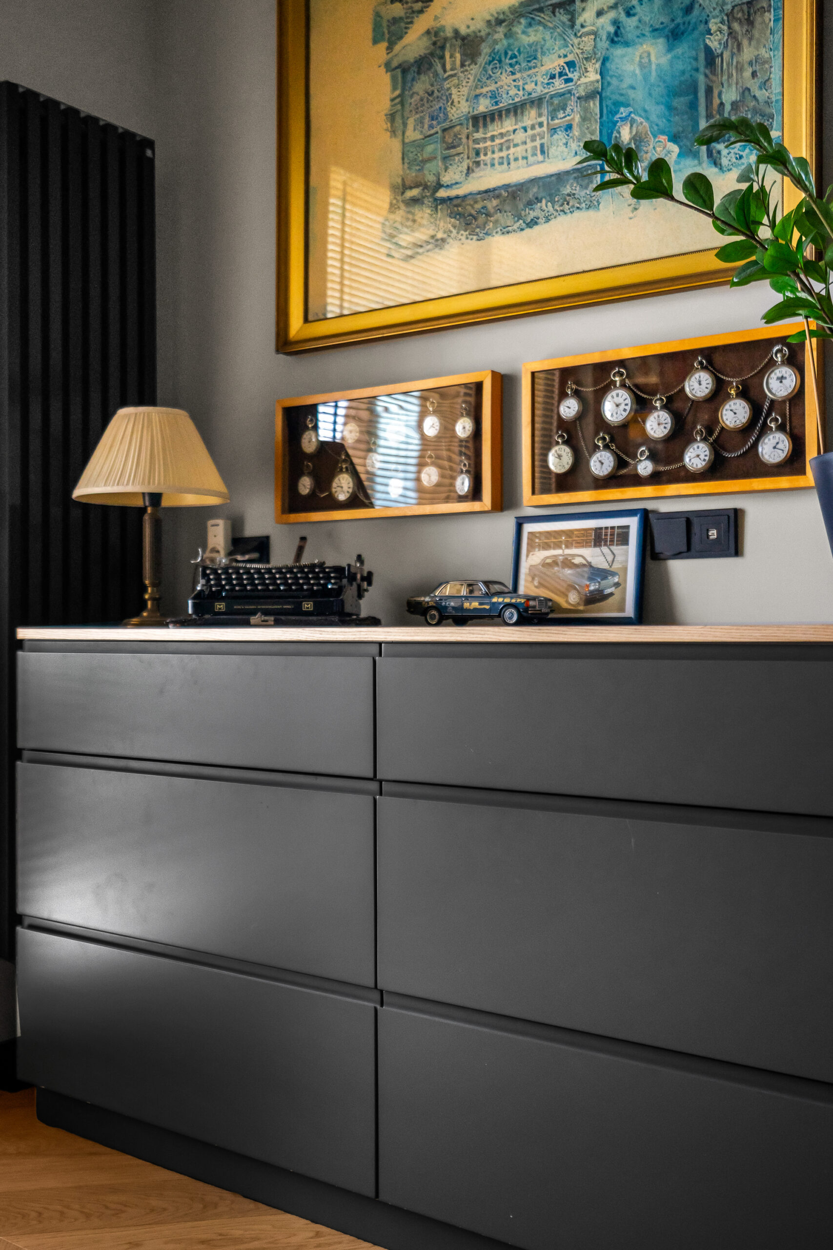 Czarna komoda z szufladami wykonana na wymiar do gabinetu.