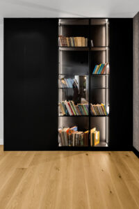 Czarna witryna na książki z oświetleniem LED wykonana na wymiar.