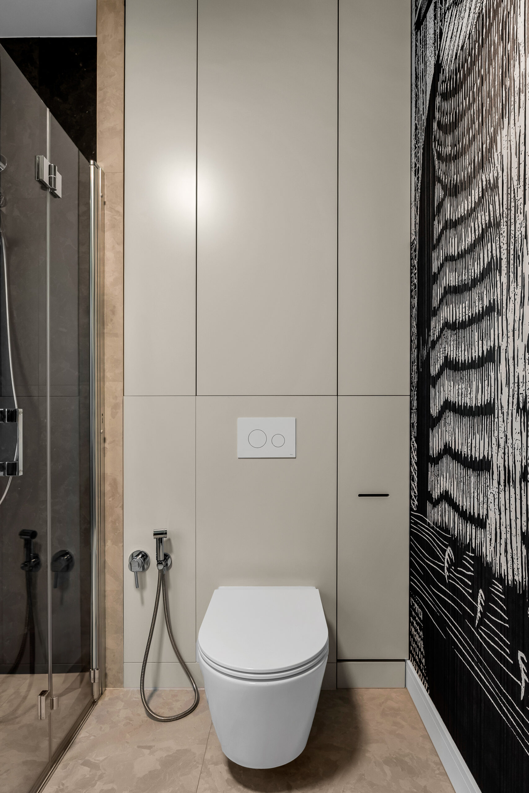 Biała zabudowa WC wykonana na wymiar w nowoczesnej łazience.