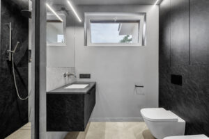 Czarna szafka umywalkowa z płyty laminowanej wykonana na wymiar.