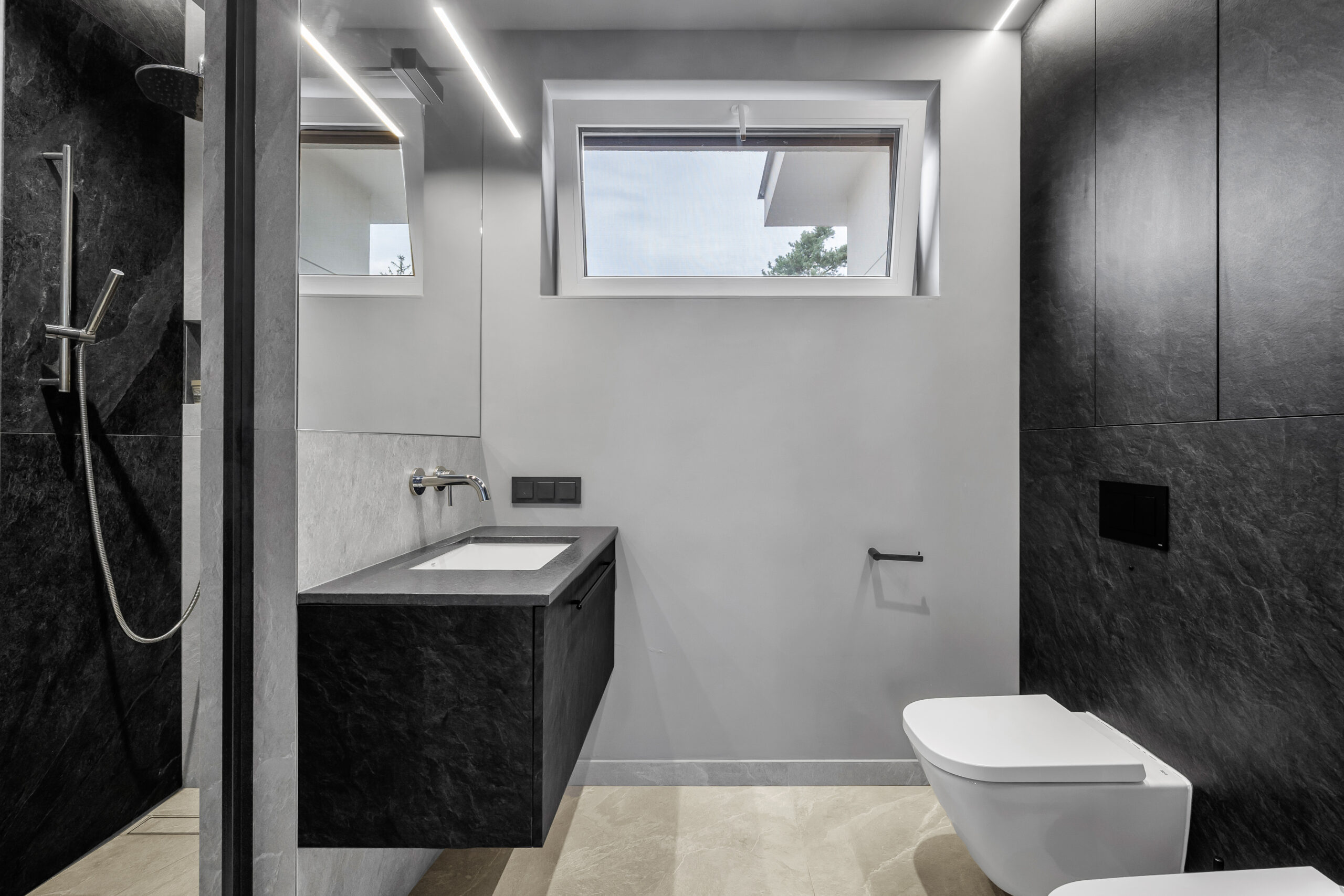 Czarna szafka umywalkowa z płyty laminowanej wykonana na wymiar.