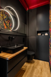 Nowoczesna czarna zabudowa łazienkowa wykonana na wymiar.