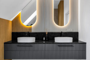 Ryflowana czarna szafka umywalkowa wykonana na wymiar.