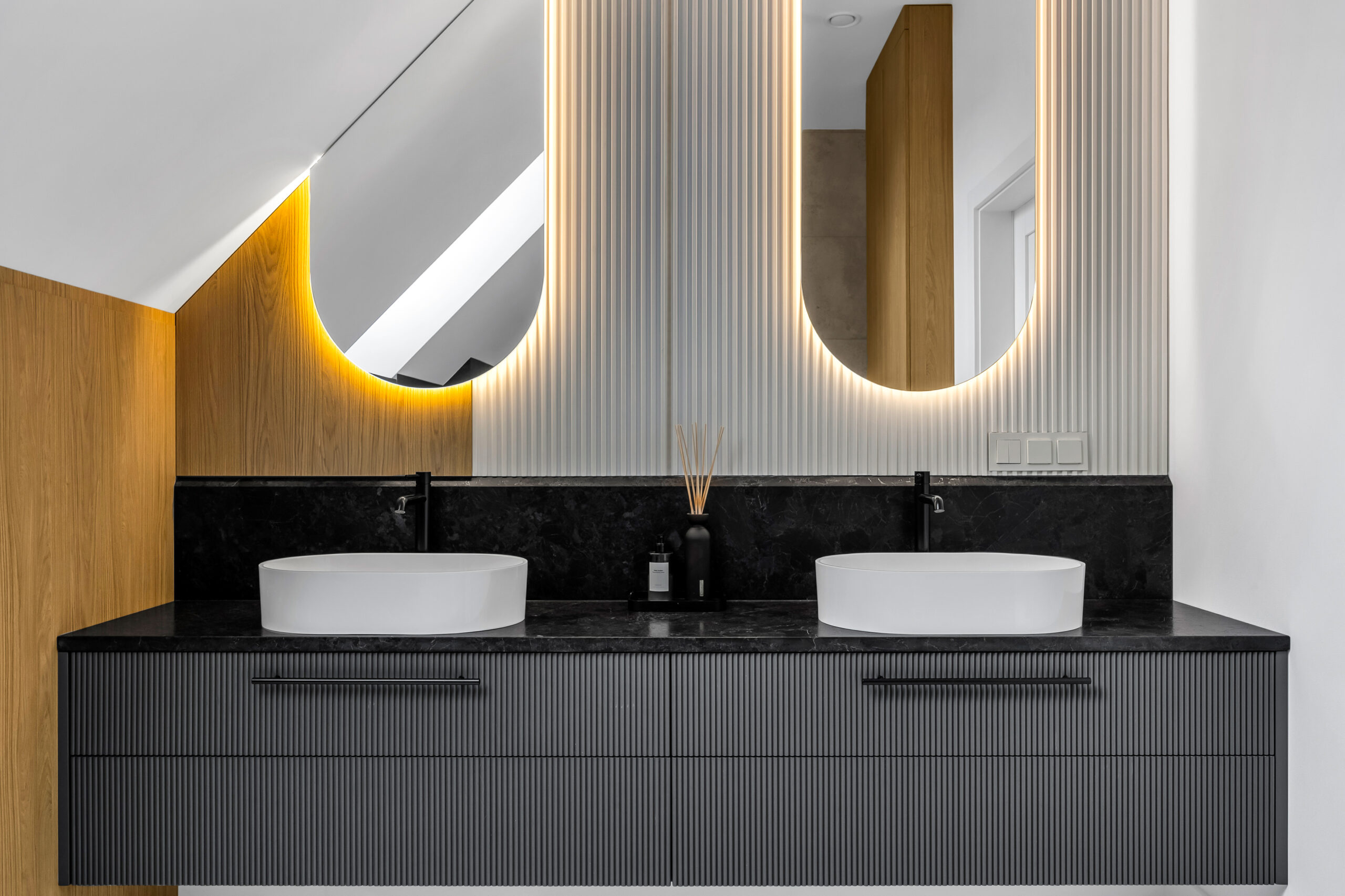 Ryflowana czarna szafka umywalkowa wykonana na wymiar.