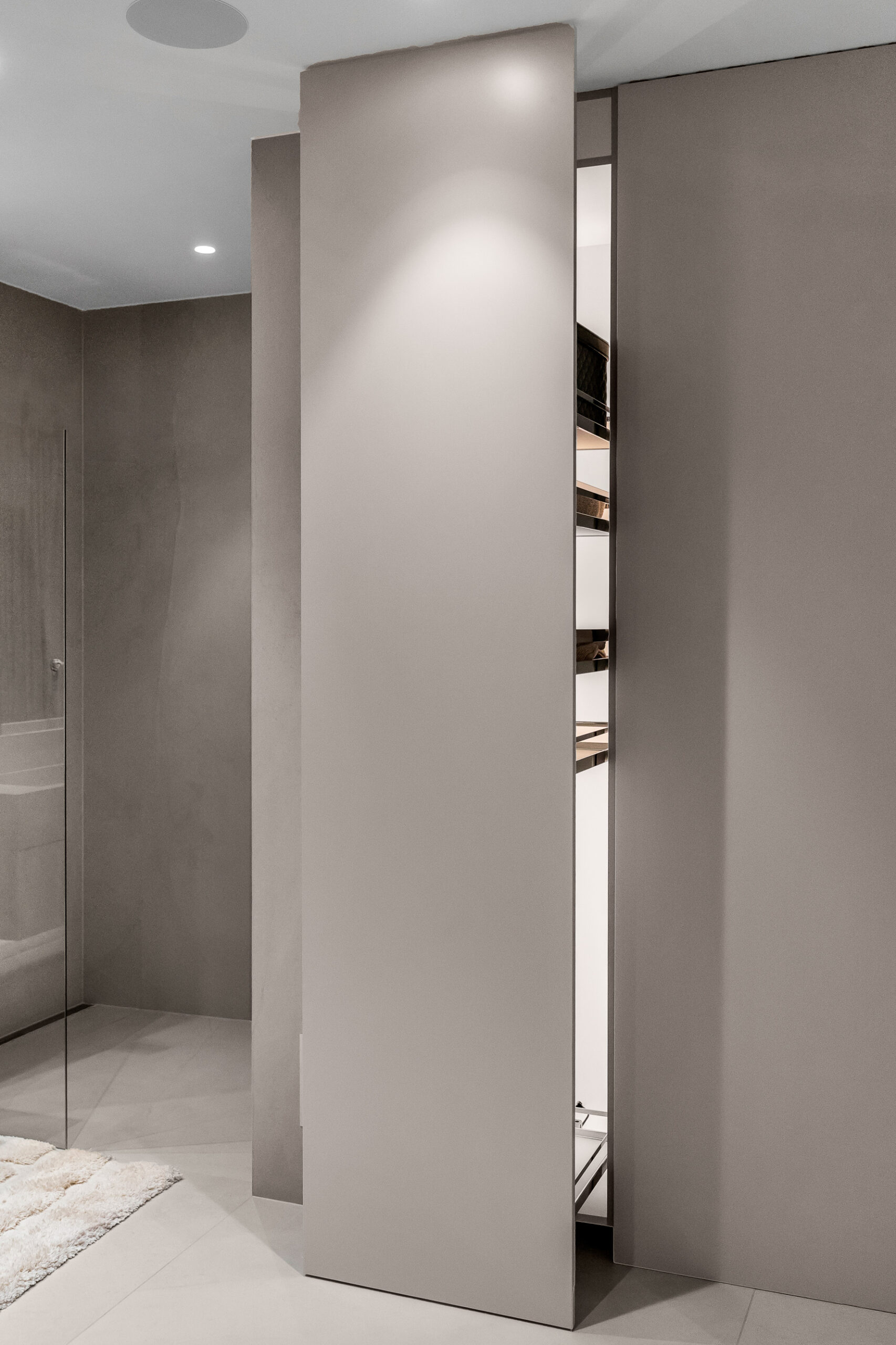 Wysuwane cargo łazienkowe z podświetleniem LED wykonane na wymiar.