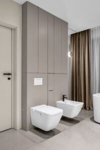 Lakierowana zabudowa WC wykonana na wymiar w łazience premium.