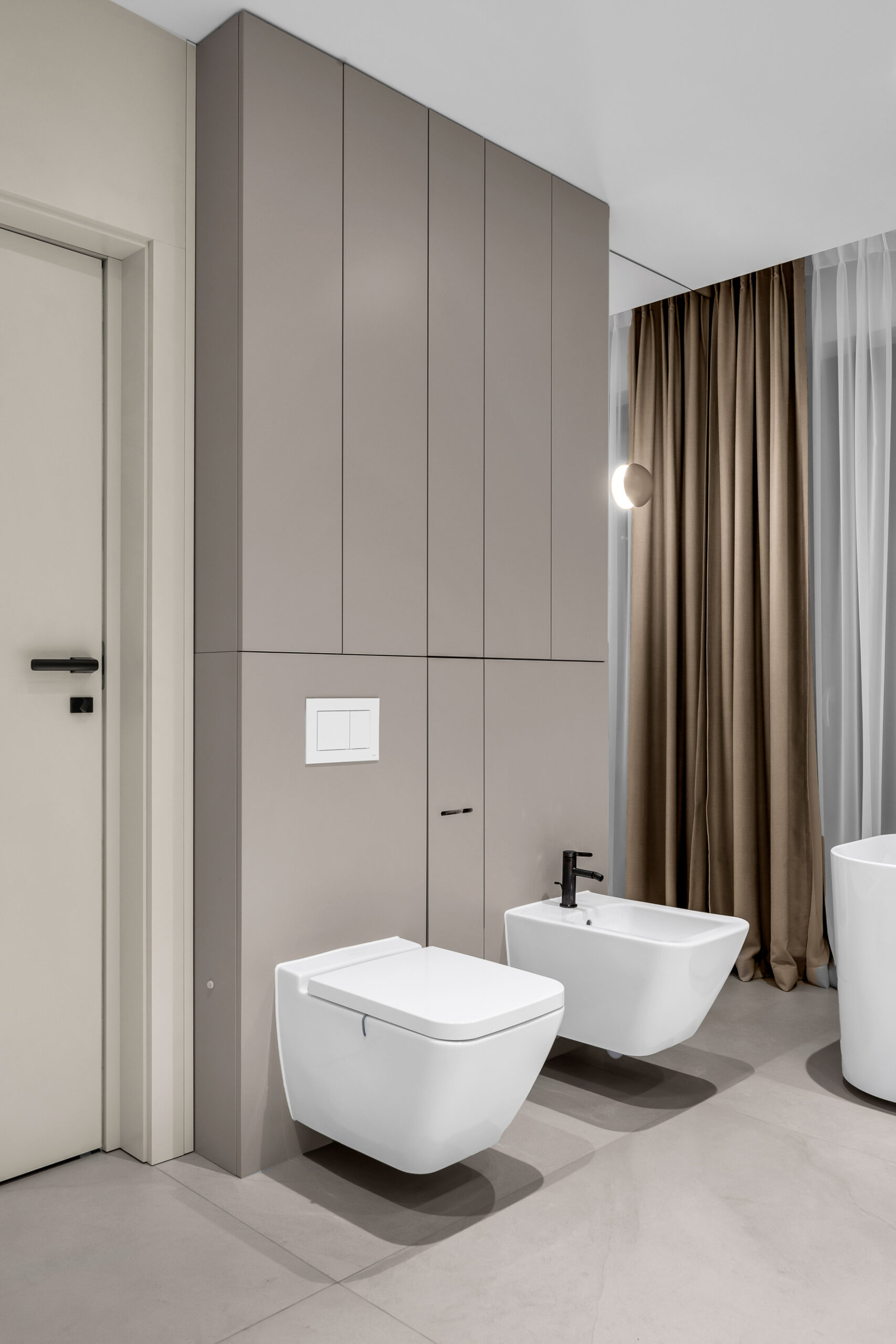 Lakierowana zabudowa WC wykonana na wymiar w łazience premium.