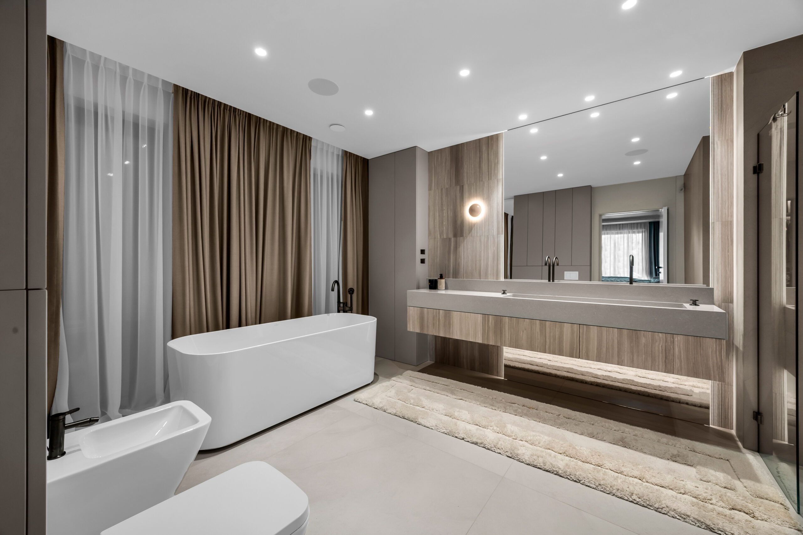 Ujęcie łazienki premium z kamieniem naturalnym i lakierowaną zabudową na wymiar.