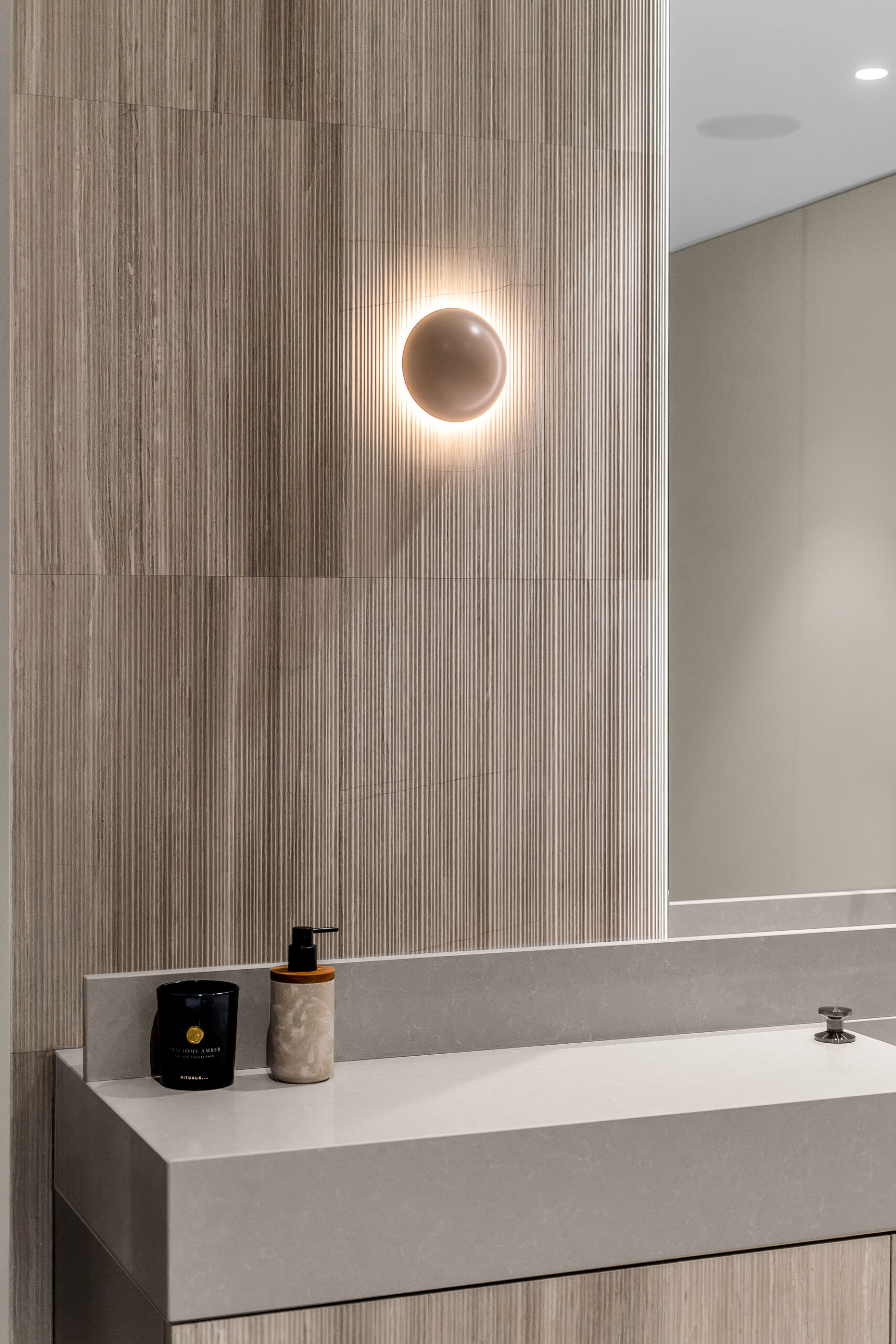 Szafka umywalkowa z blatem z kamienia naturalnego wykonana na wymiar.