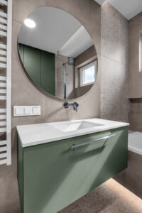 Zielona szałwia szafka umywalkowa w nowoczesnej łazience wykonana na wymiar.