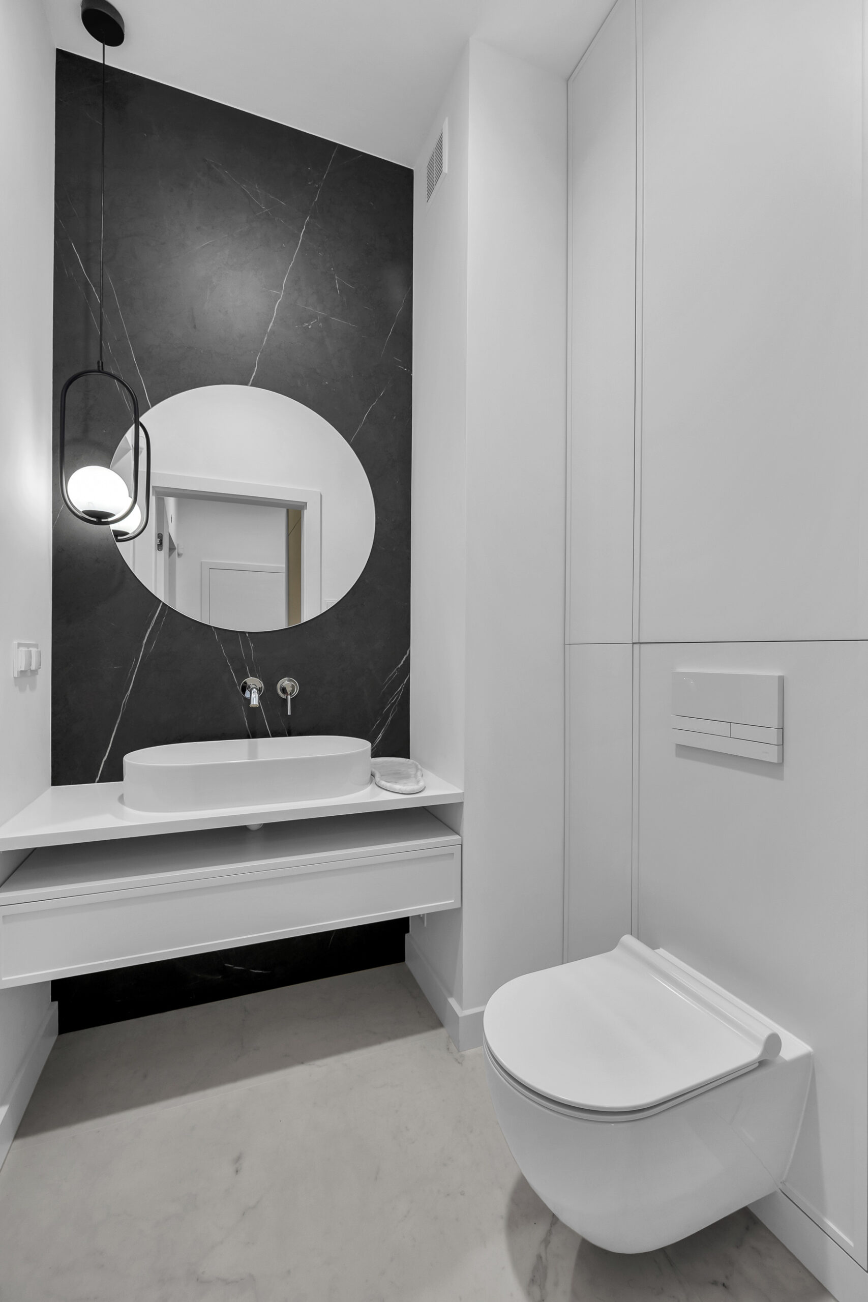 Minimalistyczna biała zabudowa w WC.