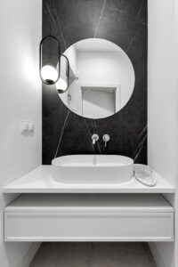 Biała szafka umywalkowa w WC wykonana na wymiar