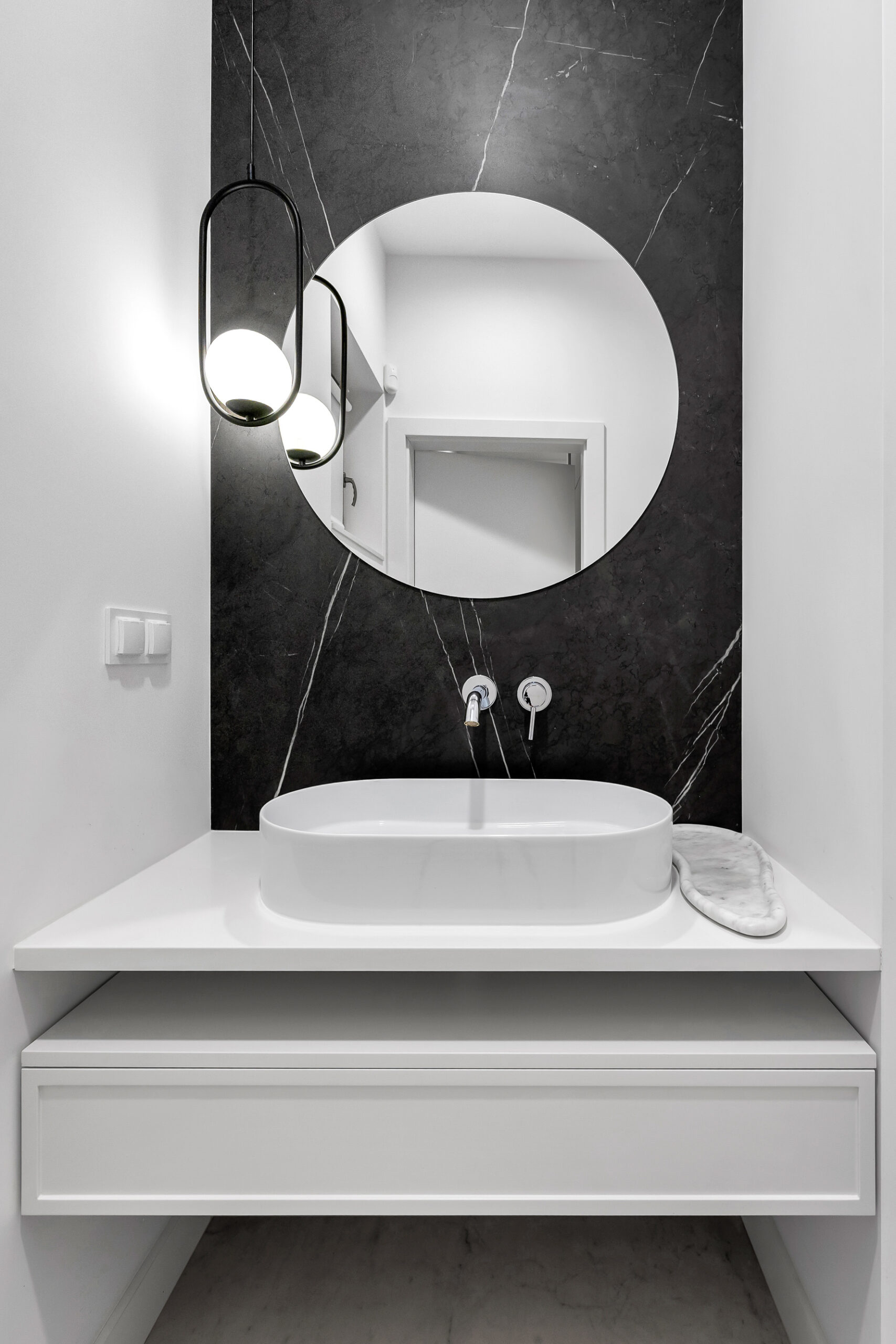 Biała szafka umywalkowa w WC wykonana na wymiar