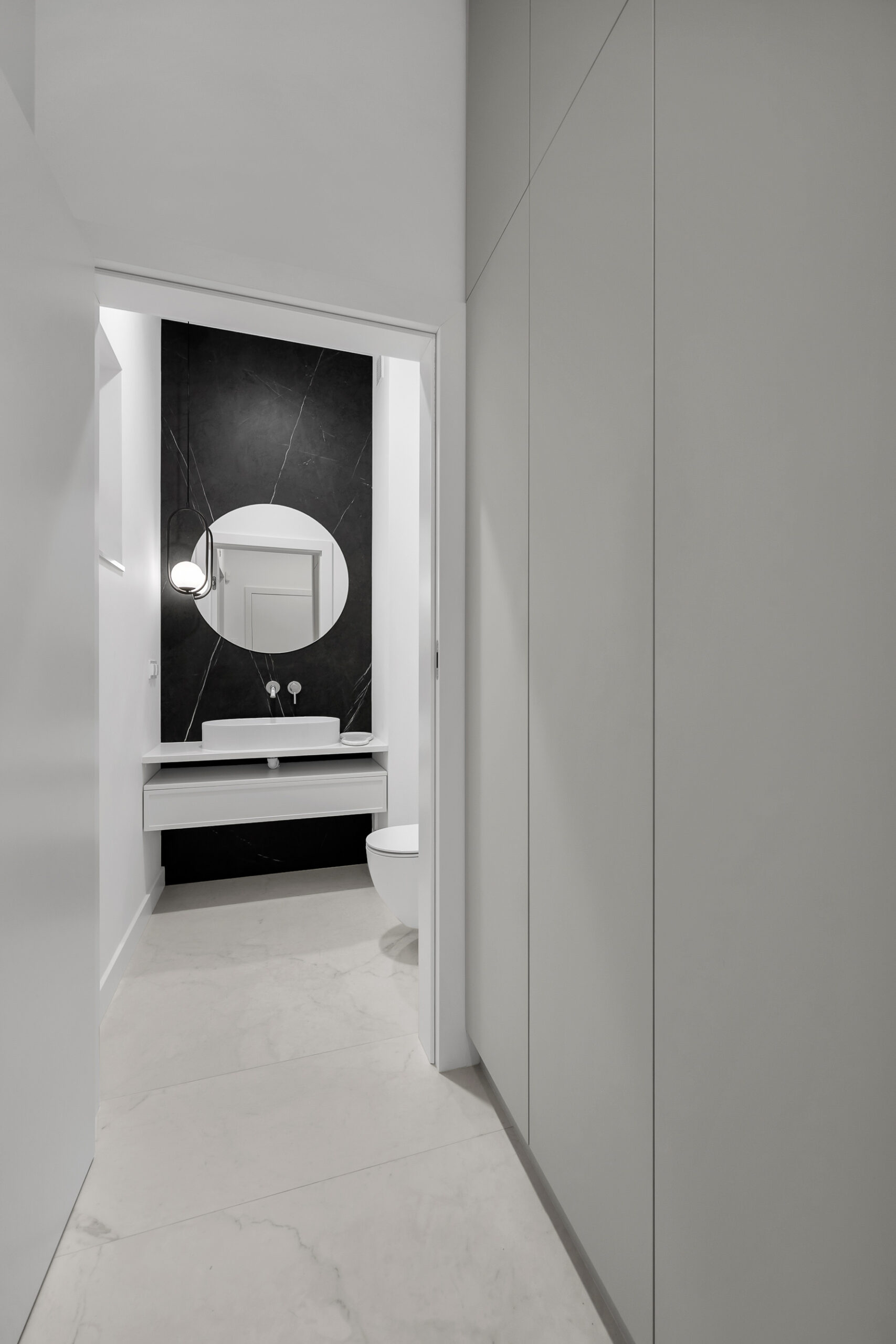 Białe szafy na wymiar w przedpokoju oraz WC