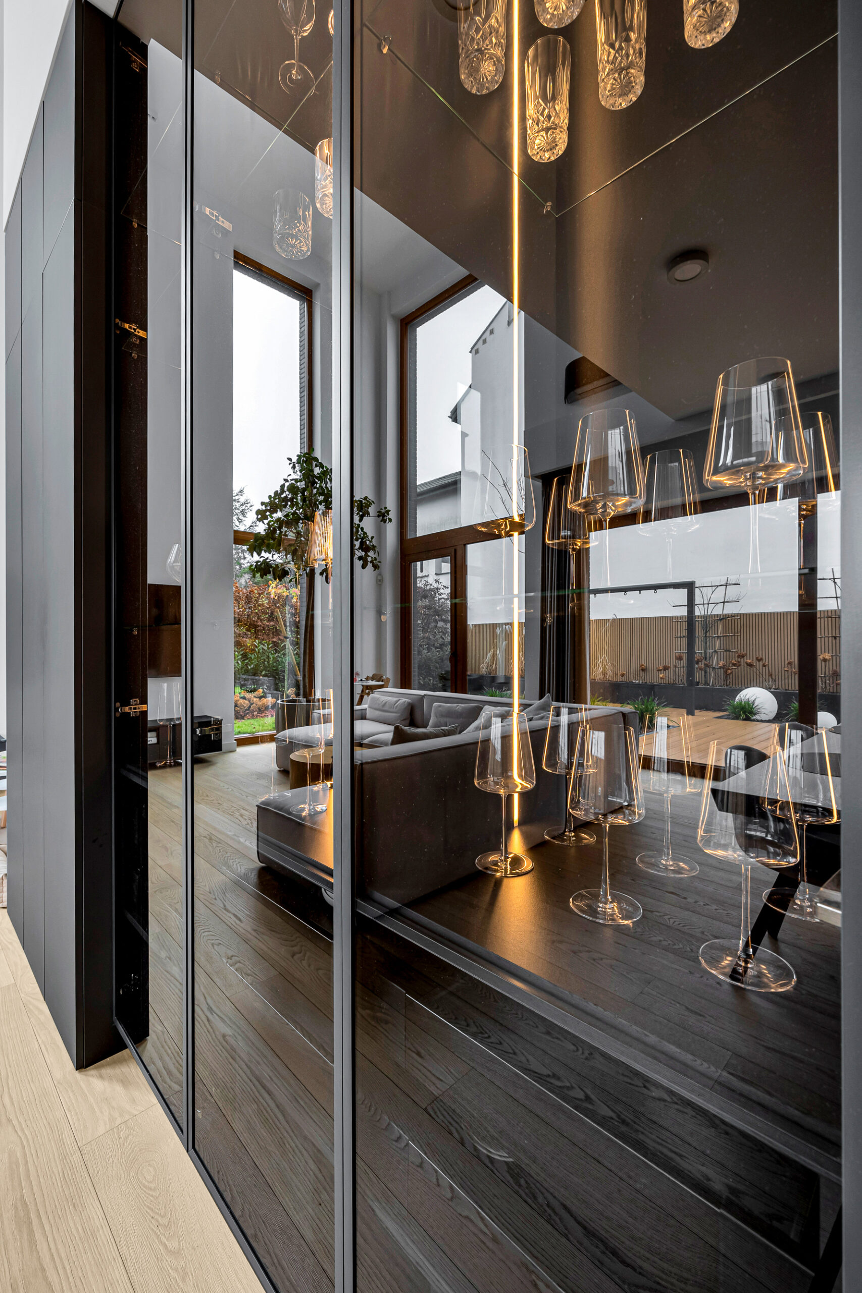 Witryna szklana z oświetleniem LED w zbliżeniu.