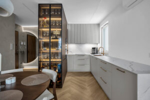 Lakierowana kuchnia na wymiar z witryną szklaną podświetlaną oświetleniem LED.