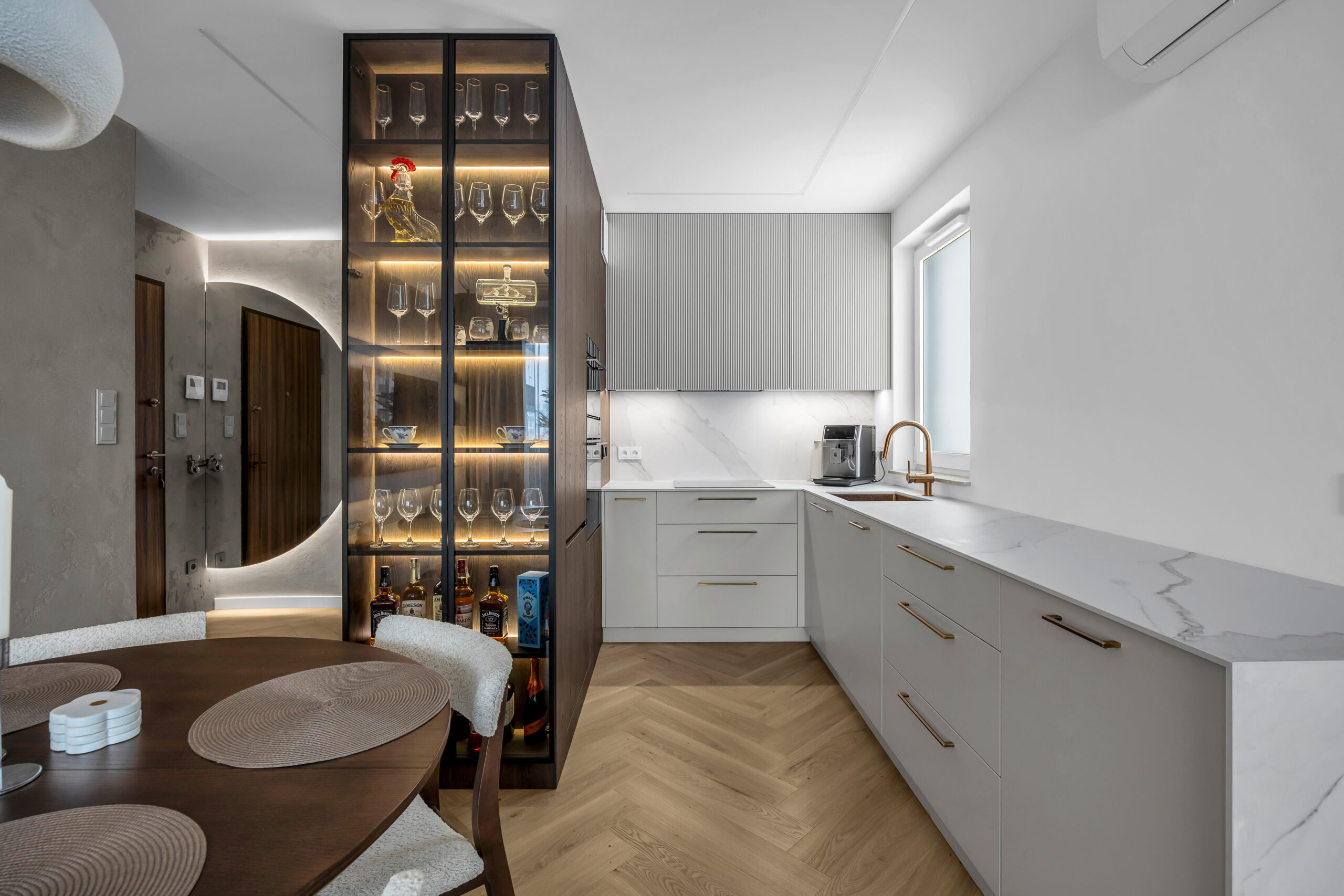 Lakierowana kuchnia na wymiar z witryną szklaną podświetlaną oświetleniem LED.