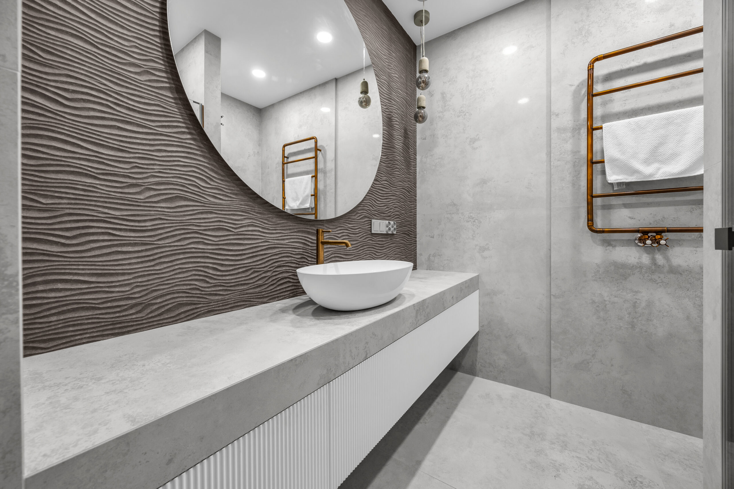 Szafka pod umywalkę na wymiar z ryflowanymi frontami w łazience.