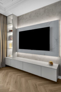 Lakierowana szafka RTV na wymiar z witryną i podświetleniem LED w salonie.