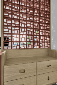 Drewniana komoda na wymiar z dekoracyjnymi uchwytami frezowanymi we froncie.