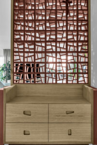 Komoda drewniana na wymiar do przedpokoju.