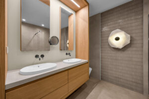 Nowoczesna łazienka z meblami na wymiar i drewnianą zabudową.