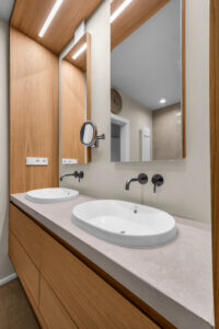 Szafka łazienkowa na wymiar z drewna pod umywalkę.