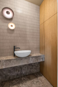 Zabudowa WC na wymiar wykonana z materiału jak w łazience